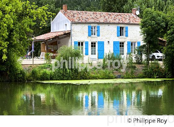 MAISON TRADITIONNELLE, LA SEVRE NIORTAISE, MARAIS POITEVIN, CHARENTE-MARITIME. (17F07315.jpg)