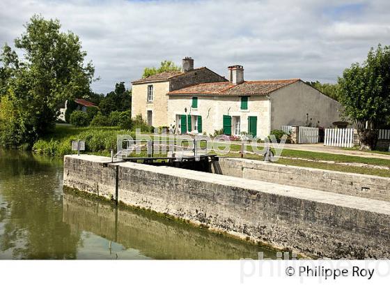 ECLUSE ET CANAL, LA SEVRE NIORTAISE, MARAIS POITEVIN, CHARENTE-MARITIME. (17F07320.jpg)