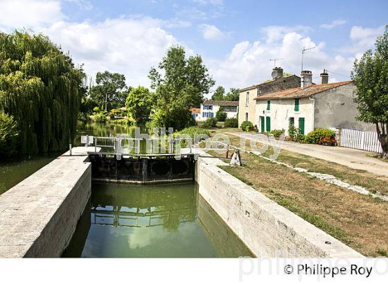 ECLUSE ET CANAL, LA SEVRE NIORTAISE, MARAIS POITEVIN, CHARENTE-MARITIME. (17F07323.jpg)