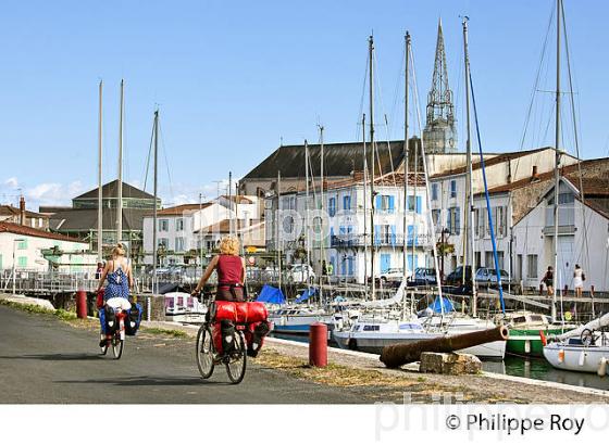 PORT DE MARANS ET SEVRE NIORTAISE, MARAIS POITEVIN, CHARENTE MARITIME. (17F07812.jpg)