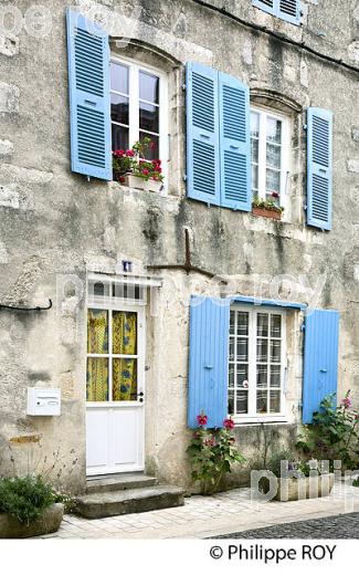 RUE  DE MARANS, MARAIS POITEVIN, CHARENTE MARITIME. (17F07831.jpg)