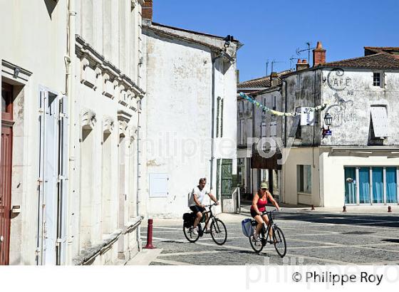 RUE  DE MARANS, MARAIS POITEVIN, CHARENTE MARITIME. (17F07838.jpg)