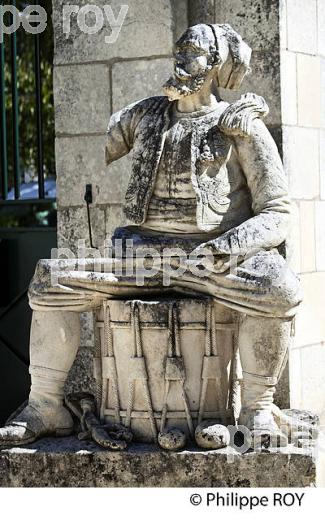 ZOUAVE, JARDIN HOTEL DE VILLE DE  MARANS, MARAIS POITEVIN, CHARENTE MARITIME. (17F07910.jpg)