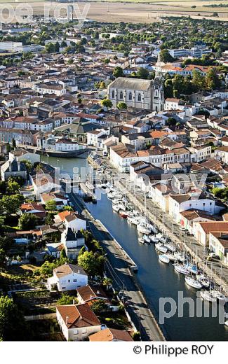 VILLE DE  MARANS, ET SEVRES NIORTAISE,  MARAIS POITEVIN, CHARENTE MARITIME. (17F07919.jpg)