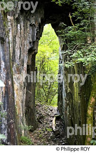 LES PANS DE TRAVASSAC, ANCIENNE ARDOISIERE , DONZENAC, CORREZE, LIMOUSIN. (19F00724.jpg)