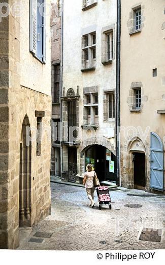 RUELLE, QUARTIER DE L' ENCLOS, VILLE DE TULLE, CORREZE, LIMOUSIN. (19F01024.jpg)