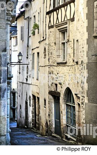 RUELLE, QUARTIER DE L' ENCLOS, VILLE DE TULLE, CORREZE, LIMOUSIN. (19F01026.jpg)