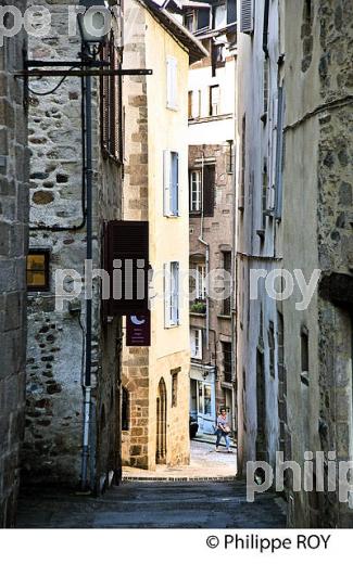 RUELLE, QUARTIER DE L' ENCLOS, VILLE DE TULLE, CORREZE, LIMOUSIN. (19F01027.jpg)