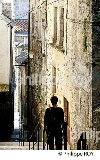 RUELLE, QUARTIER DE L' ENCLOS, VILLE DE TULLE, CORREZE, LIMOUSIN. (19F01028.jpg)