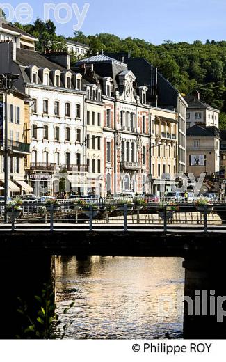 LES BERGES DE LA CORREZE ET LA VILLE DE  TULLE, LIMOUSIN. (19F01126.jpg)