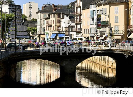 LES BERGES DE LA CORREZE ET LA VILLE DE  TULLE, LIMOUSIN. (19F01127.jpg)