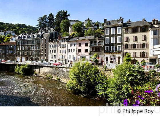 LES BERGES DE LA CORREZE ET LA VILLE DE  TULLE, LIMOUSIN. (19F01128.jpg)