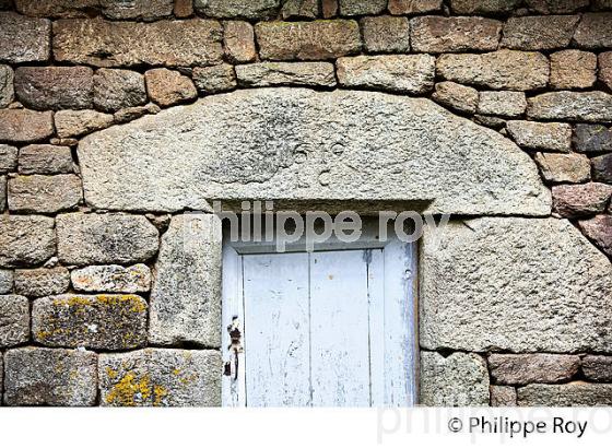 LINTEAU DE PORTE GRAVE, VILLAGE DE SARRANS,  PLATEAU DE MILLE VACHES ,  CORREZE, LIMOUSIN. (19F01312.jpg)