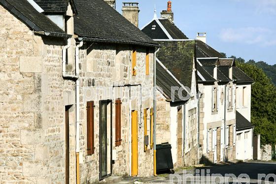 VILLAGE DE SAINT MERD  LES OUSSINES,   PLATEAU DE MILLEVACHES, CORREZE, LIMOUSIN. (19F01909.jpg)