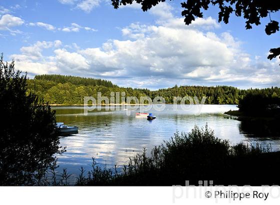 LA VEZERE, LAC DE VIAM, PLATEAU DE MILLEVACHES, VALLEE DE LA VEZERE,  CORREZE, LIMOUSIN. (19F02012.jpg)