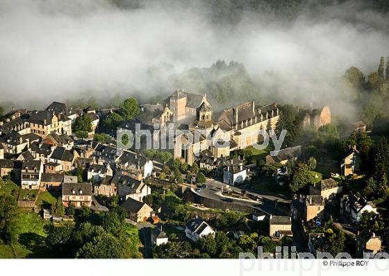 ABBAYE CISTERCIENNE, VILLAGE  D' AUBAZINE, CORREZE, LIMOUSIN. (19F02110.jpg)