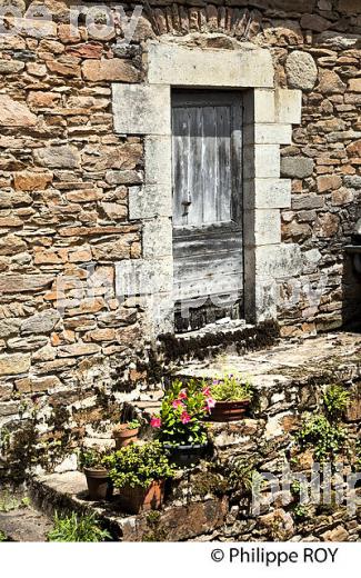 LE  VILLAGE TRADITIONNEL   D' AUBAZINE, CORREZE, (19F02237.jpg)