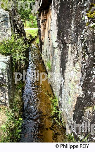 LE CANAL DES MOINES, ABBAYE CISTERCIENNE,  AUBAZINE, CORREZE, LIMOUSIN. (19F02312.jpg)