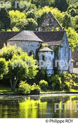 CHAPELLE DES PENITENTS, VILLAGE DE BEAULIEU SUR DORDOGNE ET  LA DORDOGNE, CORREZE, LIMOUSIN. (19F02409.jpg)