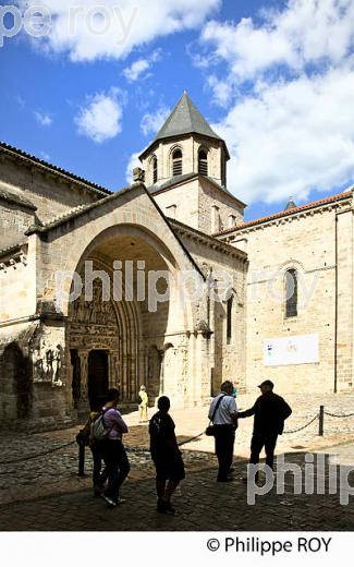 EGLISE ABBATIALE, VILLAGE DE BEAULIEU SUR DORDOGNE, VALLEE DE LA DORDOGNE, CORREZE, LIMOUSIN. (19F02425.jpg)