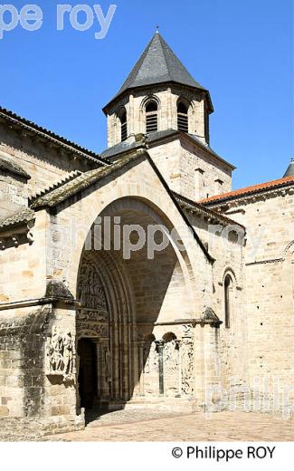 EGLISE ABBATIALE, VILLAGE DE BEAULIEU SUR DORDOGNE, VALLEE DE LA DORDOGNE, CORREZE, LIMOUSIN. (19F02427.jpg)