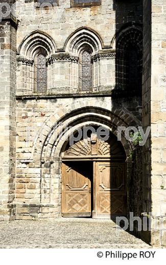 EGLISE ABBATIALE, VILLAGE DE BEAULIEU SUR DORDOGNE, VALLEE DE LA DORDOGNE, CORREZE, LIMOUSIN. (19F02428.jpg)