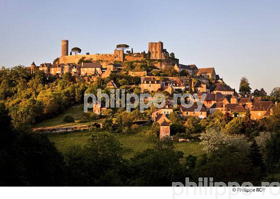 VILLAGE PERCHE   DE TURENNE,  VALLEE DE LA TOURMENTE, CORREZE, LIMOUSIN. (19F02908.jpg)