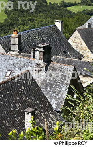 VILLAGE PERCHE   DE TURENNE,  VALLEE DE LA TOURMENTE, CORREZE, LIMOUSIN. (19F03013.jpg)