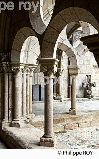 CLOITRE, CATHEDRALE, VILLE DE TULLE, CORREZE, LIMOUSIN. (19F04618.jpg)