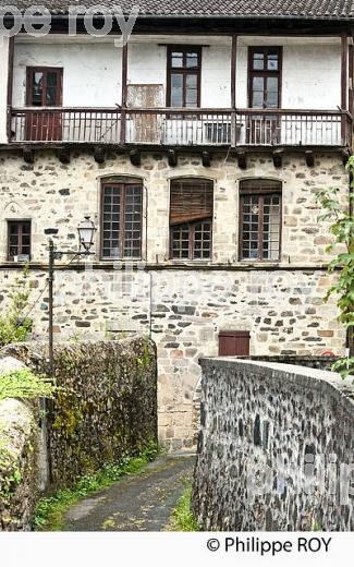 QUARTIER  DE L' ENCLOS, VILLE DE TULLE, CORREZE, LIMOUSIN. (19F04640.jpg)