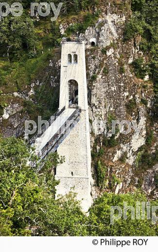 VIADUC DES ROCHERS NOIRS, HAUTE  VALLEE DE LA DORDOGNE, CORREZE. (19F05222.jpg)