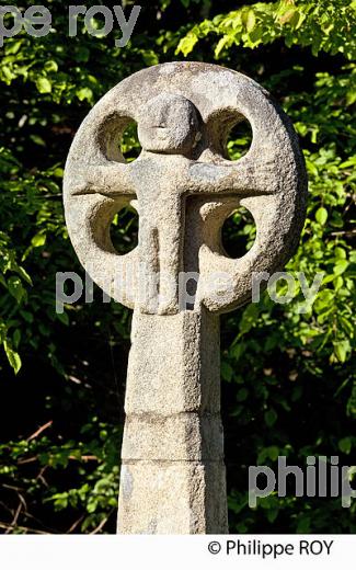CROIX DE CHEMIN, XAINTRIE,   HAUTE  VALLEE DE LA DORDOGNE,  CORREZE. (19F05428.jpg)