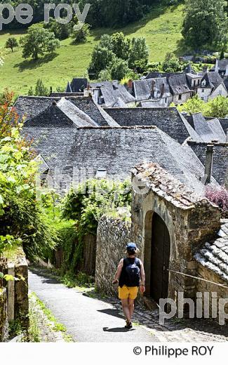 VILLAGE PERCHE DE TURENNE,   CORREZE, LIMOUSIN. (19F06330.jpg)