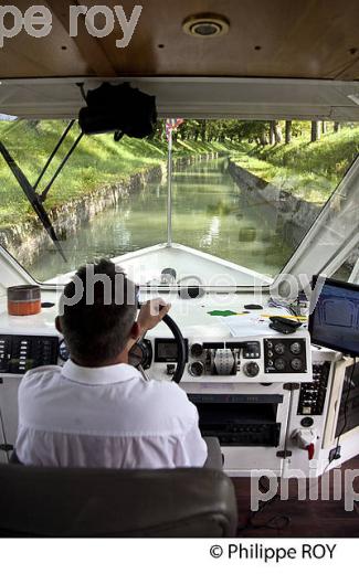 LA VOUTE DE POUILLY, TOURISME FLUVIAL SUR LE CANAL DE BOURGOGNE, COTE D' OR. (21F00119.jpg)