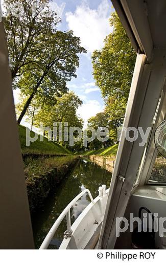 LA VOUTE DE POUILLY, TOURISME FLUVIAL SUR LE CANAL DE BOURGOGNE, COTE D' OR. (21F00124.jpg)