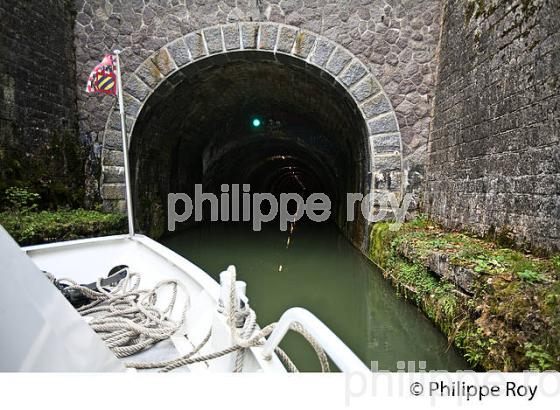 LA VOUTE DE POUILLY, TOURISME FLUVIAL SUR LE CANAL DE BOURGOGNE, COTE D' OR. (21F00134.jpg)