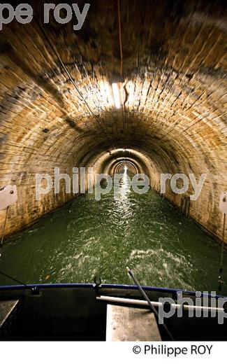 LA VOUTE DE POUILLY, TOURISME FLUVIAL SUR LE CANAL DE BOURGOGNE, COTE D' OR. (21F00202.jpg)