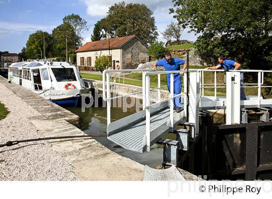 TOURISME FLUVIAL , PASSAGE ECLUSE SUR LE CANAL DE BOURGOGNE, COTE D' OR. (21F00240.jpg)