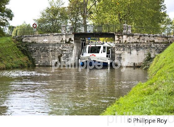 TOURISME FLUVIAL , PASSAGE ECLUSE SUR LE CANAL DE BOURGOGNE, COTE D' OR. (21F00312.jpg)