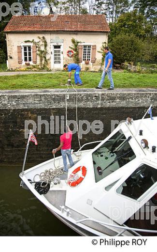 TOURISME FLUVIAL , PASSAGE ECLUSE SUR LE CANAL DE BOURGOGNE, COTE D' OR. (21F00320.jpg)
