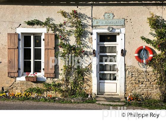 TOURISME FLUVIAL,  MAISON D' ECLUSIER, SUR LE CANAL DE BOURGOGNE, COTE D' OR. (21F00321.jpg)