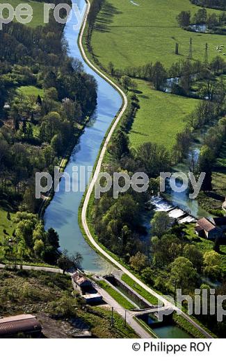 VALLEE DE L' ARMANCON, CANAL DE BOURGOGNE, COTE D' OR, FRANCE. (21F00524.jpg)