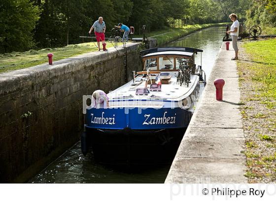ECLUSE SAINT REMY, TOURISME FLUVIAL SUR LE CANAL DE BOURGOGNE. (21F00625.jpg)