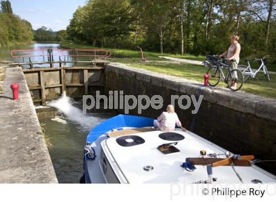 ECLUSE SAINT REMY, TOURISME FLUVIAL SUR LE CANAL DE BOURGOGNE. (21F00627.jpg)
