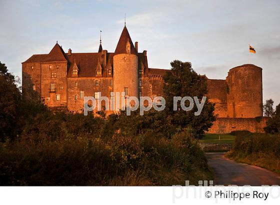 CHATEAU DE CHATEAUNEUF EN AUXOIS,  CANAL DE BOURGOGNE,  COTE D' OR. (21F00718.jpg)