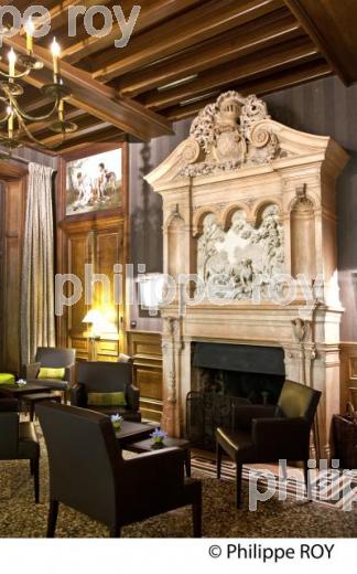 HOTEL DU CHATEAU DE SAINTE SABINE, CANAL DE BOURGOGNE, AUXOIX, COTE D' OR. (21F01116.jpg)
