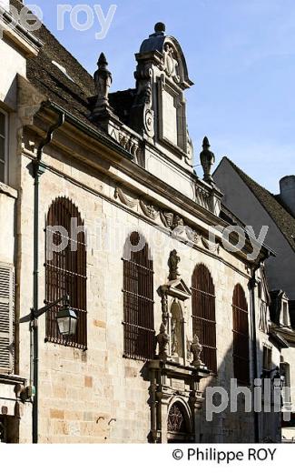 LA VILLE DE BEAUNE,  BOURGOGNE, COTE D' OR. (21F01123.jpg)