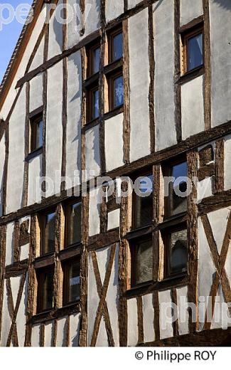 LA VILLE DE BEAUNE,  BOURGOGNE, COTE D' OR. (21F01138.jpg)