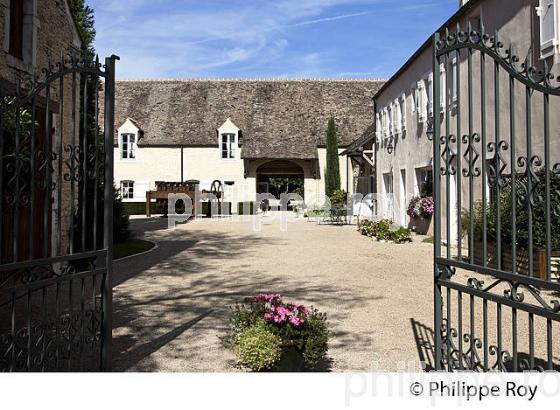 HOTEL LE CLOS,  BEAUNE,  BOURGOGNE, COTE D' OR. (21F01411.jpg)