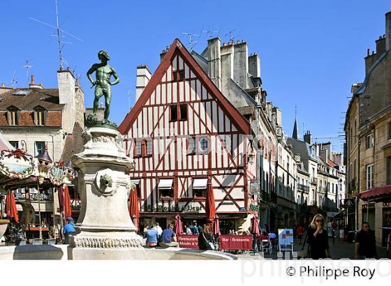 PLACE FRANCOIS RUDE, VIEILLE VILLE DE  DIJON, COTE D' OR, BOURGOGNE. (21F03410.jpg)